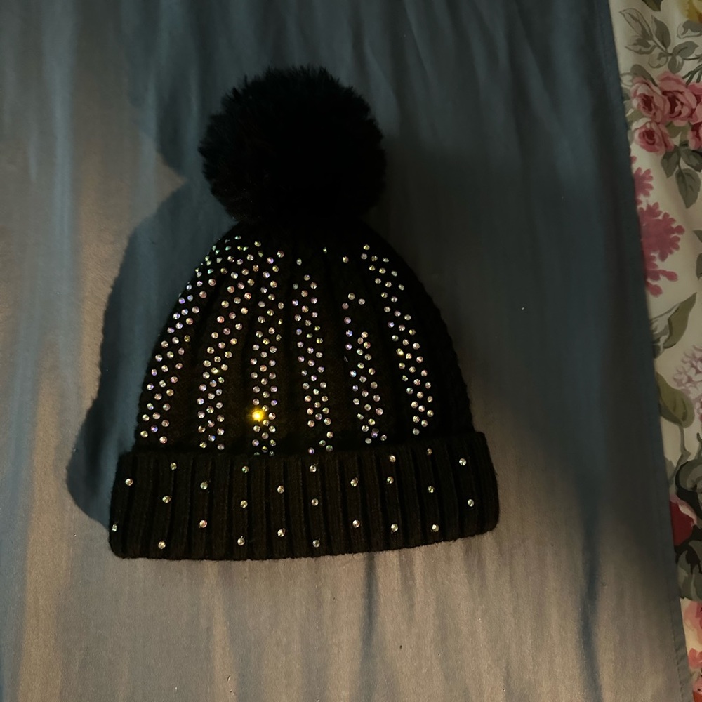 BLACK BEENIE WITH SEQUINS